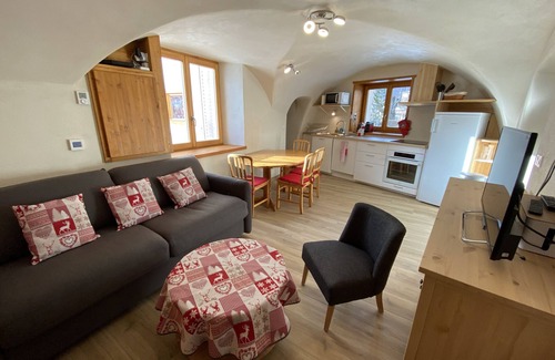 Monetier-les-Bains Apartamento | Monêtier-les-Bains center, ground floor, 3 separate bedrooms, private garden