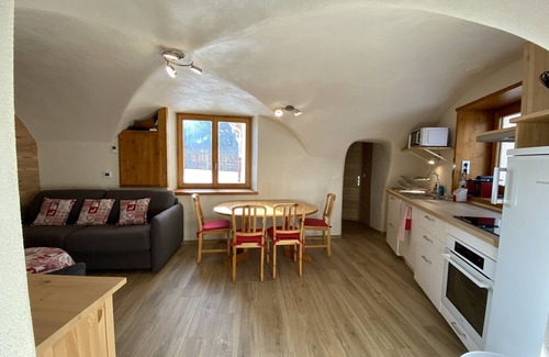 Monetier-les-Bains Apartamento | Monêtier-les-Bains center, ground floor, 3 separate bedrooms, private garden