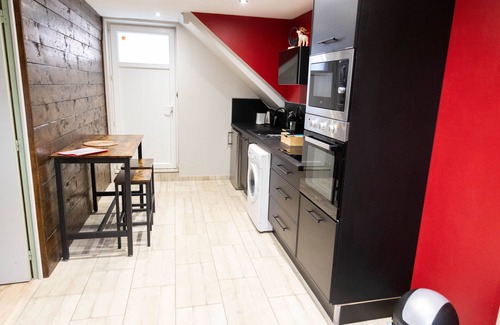 Venoy Apartamento | Mon p'tit Chalet-Apartment-Apartment-Ensuite with Shower-Countryside view