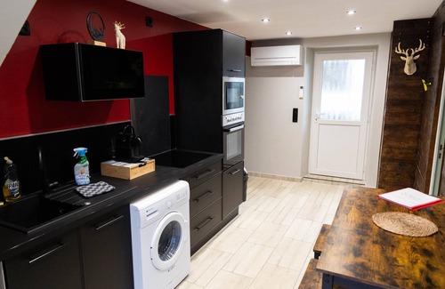 Venoy Apartamento | Mon p'tit Chalet-Apartment-Apartment-Ensuite with Shower-Countryside view