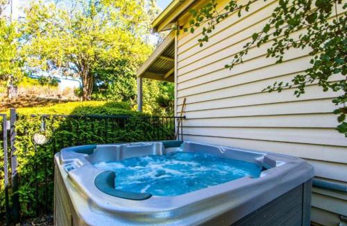 Hepburn Springs Casa | Monigatti Cottage - enchanting cottage with garden