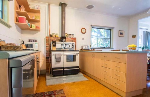Hepburn Springs Cabaña | Monigatti Cottage- enchanting cottage with beautiful garden and stunning views