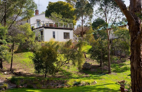 Hepburn Springs Cabaña | Monigatti Cottage- enchanting cottage with beautiful garden and stunning views