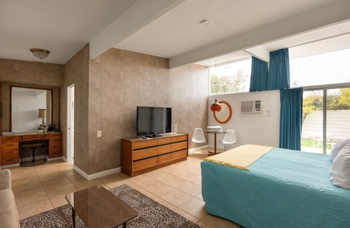 Desert Park Estates Hotel | Monkey Tree Hotel 1 by AvantStay | Stylish Hotel in Palm Springs w/ Pool!