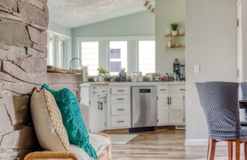 Monmouth Casa | Monmouth Retreat w Hot Tub, Playground & Game Room