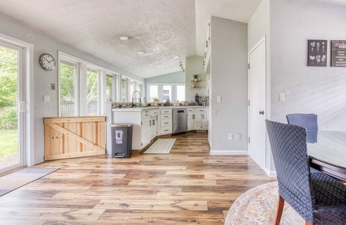 Monmouth Casa | Monmouth Retreat w Hot Tub, Playground & Game Room