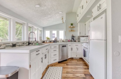 Monmouth Casa | Monmouth Retreat w Hot Tub, Playground & Game Room