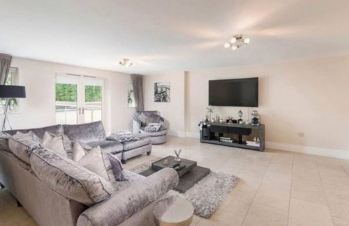 Ponteland Casa | Mono Luxe Villa in Newcastle Upon Tyne