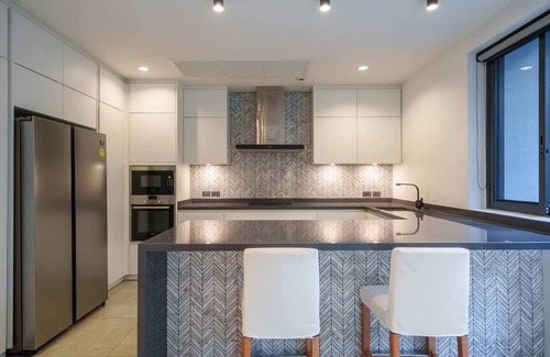 Khlong Tan Nuea Villa | Villa de diseño monocromático con piscina
