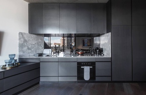 Collingwood Apartamento | Monochrome and Matte Sophisticated Loft Living