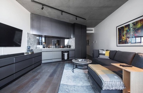 Collingwood Apartamento | Monochrome and Matte Sophisticated Loft Living