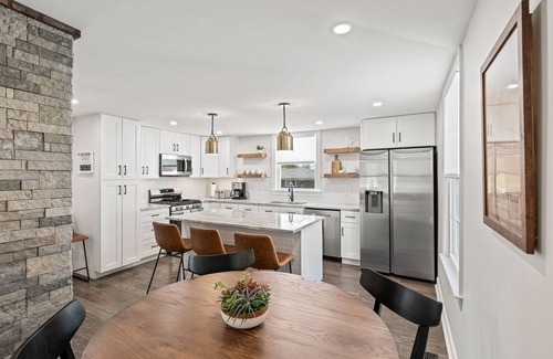 Belmont Casa | Mont G | 30 + Day Rental | Walk Downtown