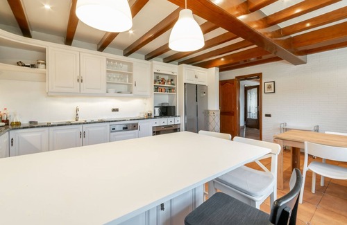 Vallromanes Chalet De Esquí | Montaña y playa 30' de Barcelona, 5 habitaciones/8 baños, piscina, apto mascotas