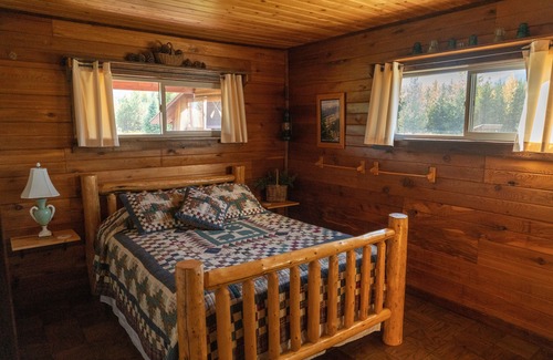 Polebridge Cabina | Montana Log Cabin con todas las comodidades: impresionantes vistas del Parque Nacional Glacier.