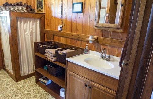 Polebridge Cabina | Montana Log Cabin con todas las comodidades: impresionantes vistas del Parque Nacional Glacier.