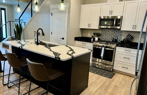 Orchard Homes Casa | Montana Modern Luxury Townhome - 3 bedroom - Quiet - Convenient