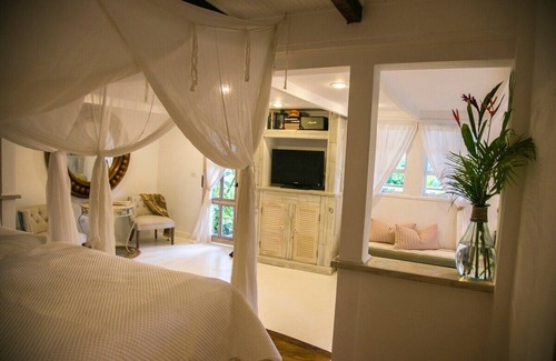 Caguana Cabina | Monte Sagrado Reserve-100 acres + Wellness + River by RedAwning