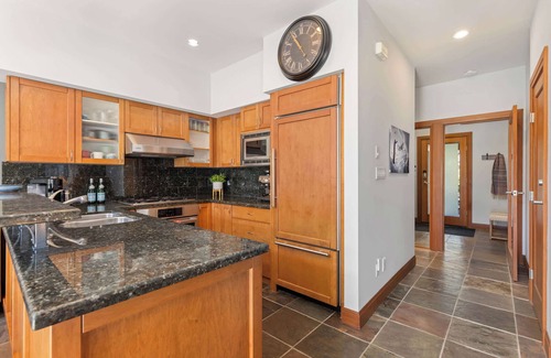 Village North Casa | Montebello 4808 - Spacious Montebello: Private Hot Tub, Near Village & Skiing