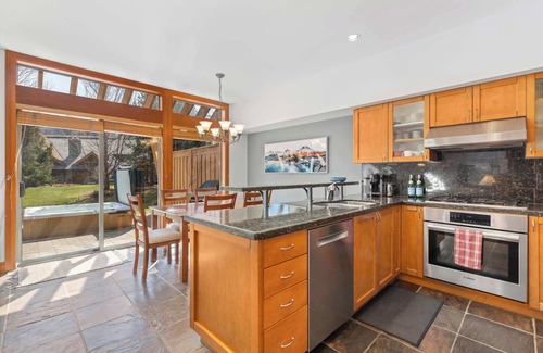 Village North Casa | Montebello 4808 - Spacious Montebello: Private Hot Tub, Near Village & Skiing