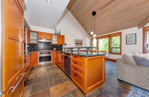 Village North Casa | Air Conditioning, Private Hot Tub, Mountain Views, Close to Village