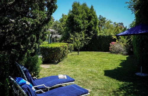 Golden Quadrangle Casa | Montecito bungalow near beach, hiking, coffee, dining. Stunning mountain view.