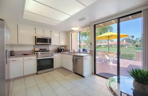 Palm Desert Condominio | Monterey Country Club Desert Charmer