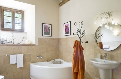 Sovicille Otro | Montestigliano, una auténtica casa de campo en el corazón de la Toscana, es un oasis de paz y belleza que ofrece a sus huéspedes residencias refinadas y una vista encantadora