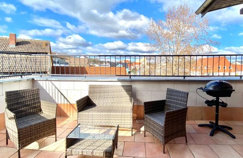 Aschersleben Apartamento | Monteur/Ferien Apartment bis 4 Personen mit Balkon, Grill, Smart-TV, Küche