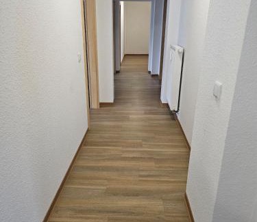 Frankleben Apartamento | Monteurs- & Gästewohnungen nähe Raffinerie Leuna & Geiseltalsee für 4Personen
