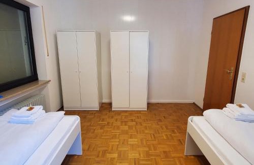 Straubing Apartamento | Monteurs Wohnung mit 6 Einzelbetten, Küche, Parkplatz und Balkon