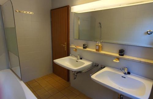 Straubing Apartamento | Monteurs Wohnung mit 6 Einzelbetten, Küche, Parkplatz und Balkon