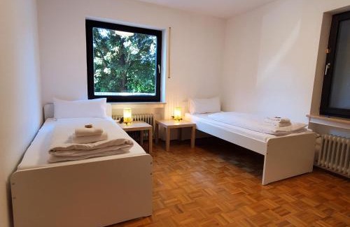 Straubing Apartamento | Monteurs Wohnung mit 6 Einzelbetten, Küche, Parkplatz und Balkon
