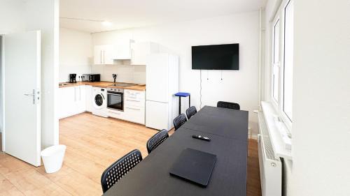 Stadtbezirk West Apartamento | Monteurwohnungen mit TV, Internet, Parkplatz, Waschmaschine, Küche, Balkon, Restaurants und Supermarkt