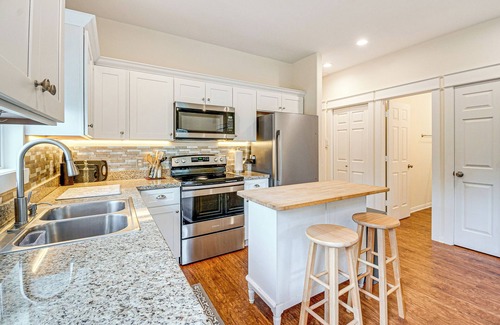 Montgomery Cabaña | Montgomery Cottage w/ Fenced Yard < 1 Mi to Lakes!