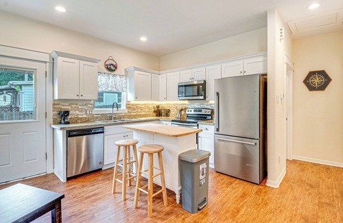 Montgomery Cabaña | Montgomery Cottage w/ Fenced Yard < 1 Mi to Lakes!