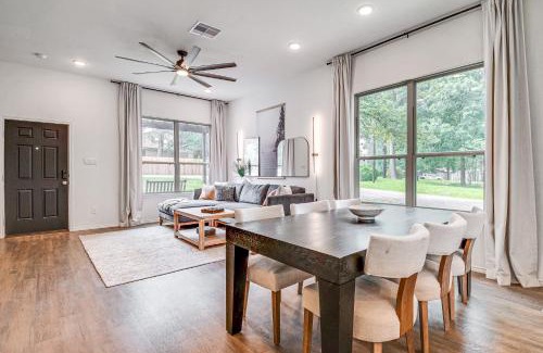 Montgomery Casa | Montgomery Home with Pond Access, Fire Pit and More!