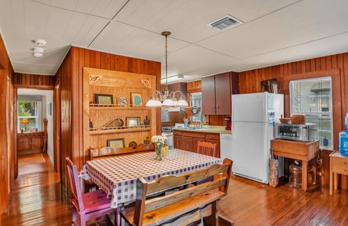 Fedhaven Casa | Rustic 1940s Lakefront Fishing Cottage w/ Dock, Canoe & Stunning Views – Perfect Old Florida Escape!