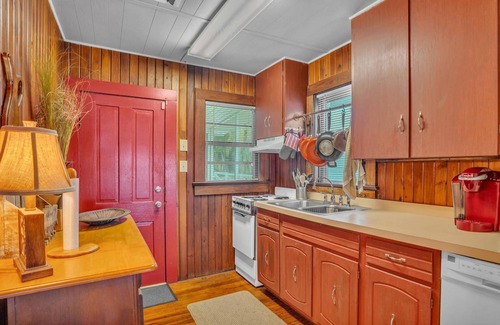 Fedhaven Casa | Rustic 1940s Lakefront Fishing Cottage w/ Dock, Canoe & Stunning Views – Perfect Old Florida Escape!