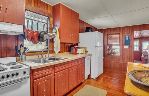 Fedhaven Casa | Rustic 1940s Lakefront Fishing Cottage w/ Dock, Canoe & Stunning Views – Perfect Old Florida Escape!