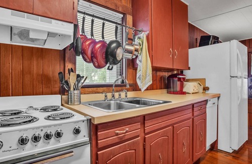 Fedhaven Casa | Rustic 1940s Lakefront Fishing Cottage w/ Dock, Canoe & Stunning Views – Perfect Old Florida Escape!