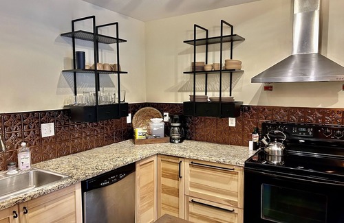Asheville Casa | Monthly Discounts! Power/Water/Wifi/Near Mission Hospital and Biltmore Village.