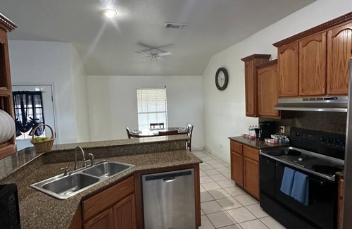 Eagle Pass Casa | Monthly rental Charming 3-bedroom house with AC and WiFi in tranquil Eagle Pass