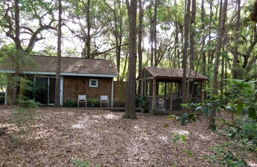 Edisto Island Cabaña | Sea Island con Encanto Cottage acurrucado bajo antiguos robles