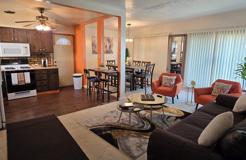 South Holland Casa | Monthly Specials! Cozy Home away from Home