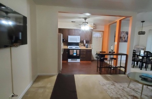 South Holland Casa | Monthly Specials! Cozy Home away from Home