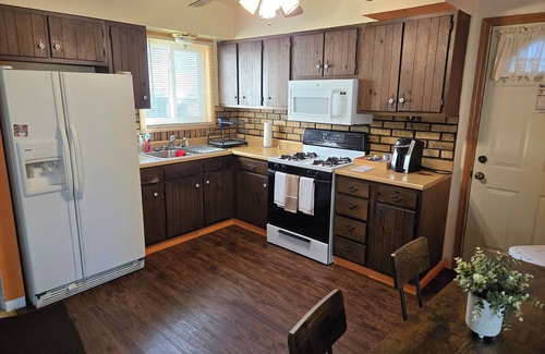South Holland Casa | Monthly Specials! Cozy Home away from Home