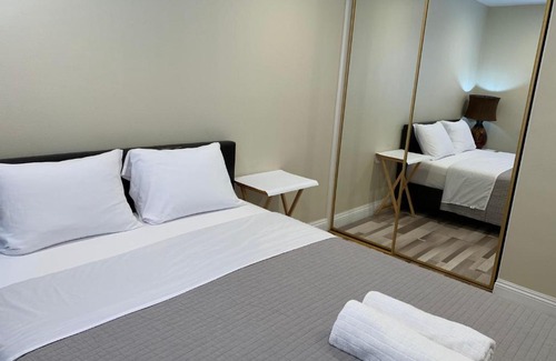 Southeast Anaheim Casa | Monthly Upscale Private Room near Disney & free parking
