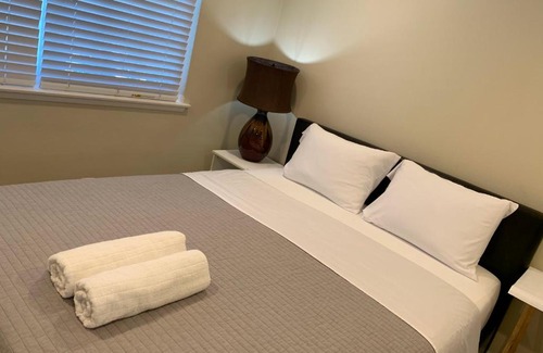 Southeast Anaheim Casa | Monthly Upscale Private Room near Disney & free parking