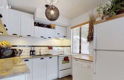 Alpine Meadows Cabina | Monthly Winter Whistler Cabin - Available for Christmas
