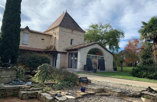 Montpouillan Casa | Bucolic stone estate and its cascading basin.